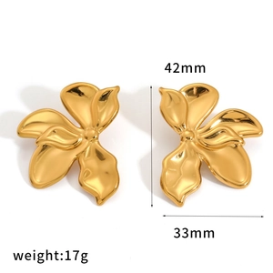 Detail of gold flower earrings with 42mm height and 33mm width dimensions