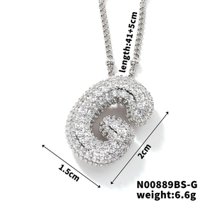 Détail du pendentif lettre G argenté avec incrustation de zircone et dimensions