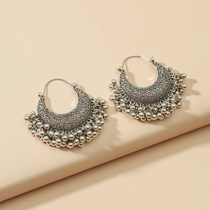 Boucles d'oreilles bohèmes en argent avec filigrane en croissant et perles en métal
