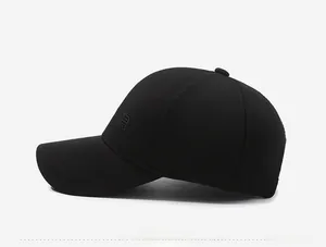 Vue latérale détaillée d'une casquette noire avec logo 'R' brodé sur le côté
