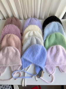 Flache Ansicht farbiger Angora-Hasenfellmützen mit weicher, flauschiger Texturauswahl