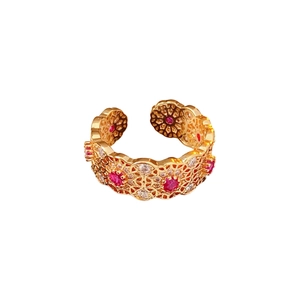 Anello aperto placcato oro 18k con design floreale vintage e zirconi rossi e bianchi