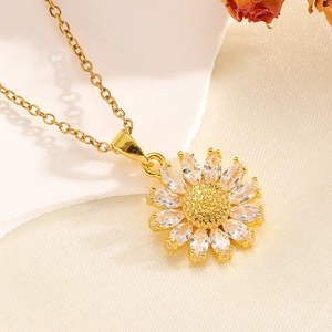Collier élégant tournesol doré avec zircons blancs sur un fond de tissu minimaliste