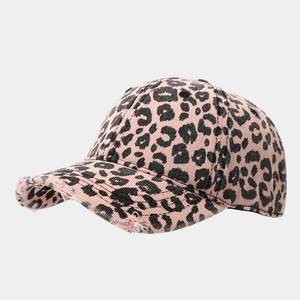 Detail der pinkfarbenen Leoparden-Baseballkappe mit ausgefranstem Schirm und Textur