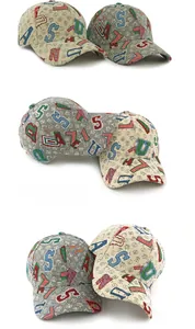 Vistas detalladas de gorras de béisbol jacquard con patrones de letras en beige y gris