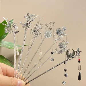 Silberne chinesische Haarnadeln mit Blumenmotiven, Kunstperlen und eleganten Quasten