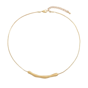 Collana geometrica dorata minimalista con barra metallica curva e catena a serpente lunga