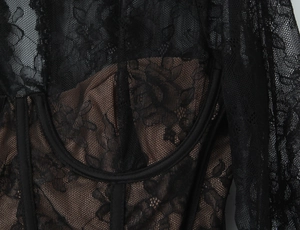 Détail du haut corset en dentelle noire avec bonnets à armatures et tissu en maille