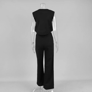 Rückansicht eines schwarzen ärmellosen Crop-Tops und einer High-Waist-Hose im Set