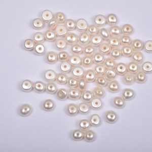 Dettaglio di perle naturali d'acqua dolce bianche da 7mm con lucentezza per gioielli fai-da-te
