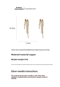 Vue détaillée des boucles d'oreilles longues dorées avec glands et dimensions précises