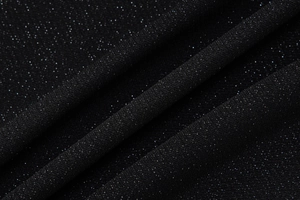 Gros plan sur un tissu en maille noir aux reflets subtils et détails côtelés doux