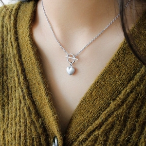 Elegant 925 silver heart necklace with toggle clasp worn on a textured mustard sweater