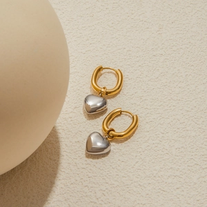 Detailansicht der zweifarbigen Herz-Ohrhänger aus 18K Gold und Silber-Edelstahl