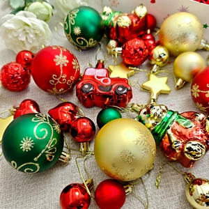 Détail des décorations de Noël rouges et vertes incluant étoiles, cœurs et voitures