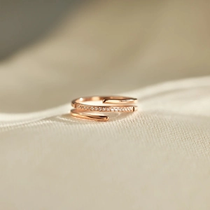 Three-layer crisscross rose gold s925 silver ring with pavé-set shimmering zircons