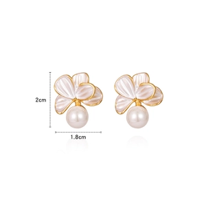 Boucles d'oreilles fleurs dorées avec pétales en émail blanc et perles, taille 2cm