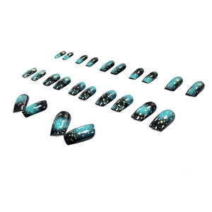 Faux ongles ciel étoilé avec dégradé bleu canard et motifs d'étoiles dorées