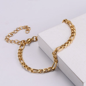 Classic 4.5mm Figaro chain bracelet in 18k gold plating with lobster clasp and extender