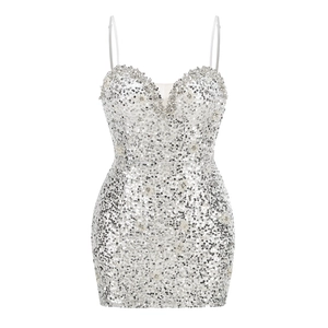 Mini abito elegante con paillettes argento scollo a V e decorazioni in cristallo su bianco