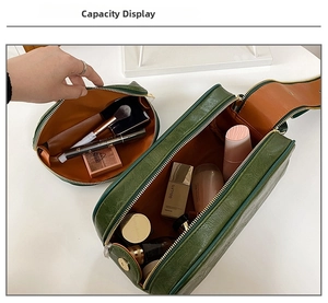 Vue détaillée montrant la grande capacité de la trousse de toilette en cuir PU vert