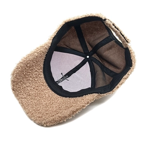 Détails de l'intérieur de la casquette en polaire avec filet et sangle réglable