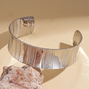 Vue détaillée du bracelet jonc argenté avec texture de points gaufrés verticaux