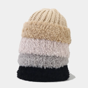 Detailansicht von Winterstrickmützen in vier Farben mit dickem Kunstkaninchenfell