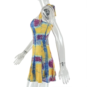 Détail d'une mini robe tie-dye montrant la coupe dos nu et la texture imprimée vibrante