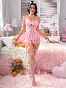 Détails de dentelle et nœud sur une nuisette rose transparente avec bas résille