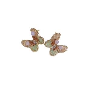 Boucles d'oreilles papillon dorées avec cristaux roses et verts sur un fond blanc épuré