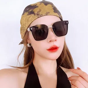 Bandana Carré Métallique Brillant Tissu Effet Satin Y2K Hip Hop Foulard Rétro Attache Cheveux Femmes