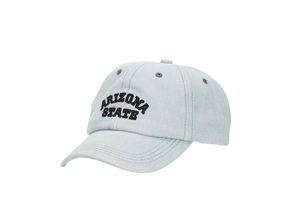 Détail de la broderie Arizona State sur casquette de baseball en jean bleu clair à visière