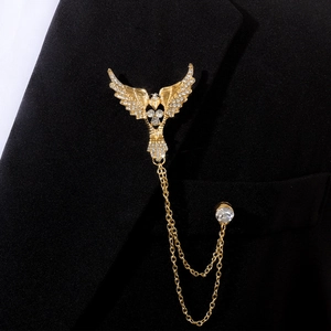 Détail d'une broche aigle avec chaînes à pompons et strass sur le revers d'un costume