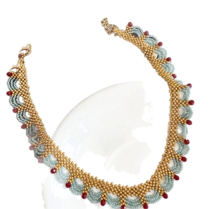 Collier élégant en perles d'acier avec dentelle verte et détails en cristal rouge