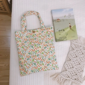 Mini sac à main en toile à fleurs avec fermoir métallique sur support texturé doux