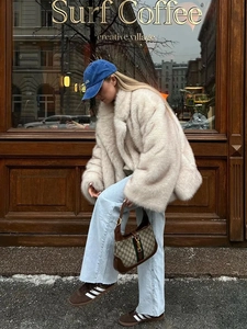 Détails d'un manteau en fausse fourrure blanche pour un look de rue hivernal élégant