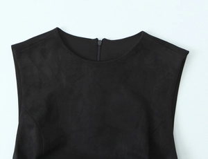 Détail d'une robe noire sans manches à col rond en aspect suédine avec fermeture éclair