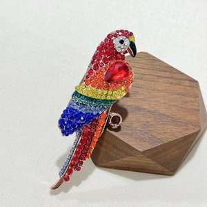 Vintage Alloy Multicolor Rhinestone Parrot Brooch Elegant Bird Breastpin Animal Corsage For Women Fashion Clothing Jewelry Gift
