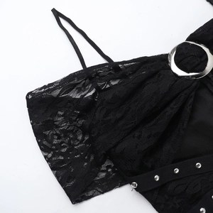 Dettaglio in pizzo nero con anelli in metallo argentato e decorazioni con borchie
