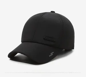 Dettaglio del cappello invernale nero con ricamo SPORTS e tessuto antivento