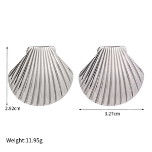 Detailed dimensions and weight of silver shell earrings showing 3.27cm width and 11.95g