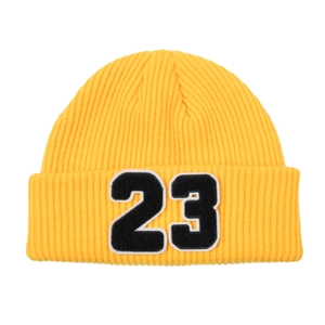 Gorro de punto acanalado de moda con parche número 23 en amarillo para el invierno