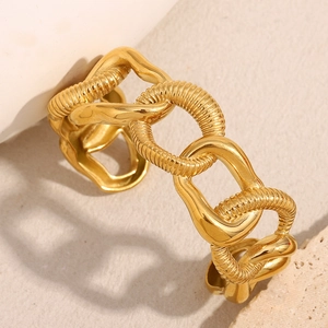 Détail d'un bracelet manchette chaîne épaisse plaqué or 18 carats sur pierre
