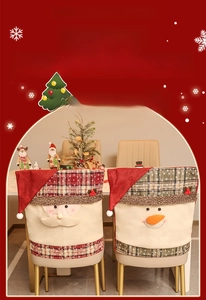 Dettaglio coprisedia natalizi con Babbo Natale e pupazzo di neve in tessuto scozzese