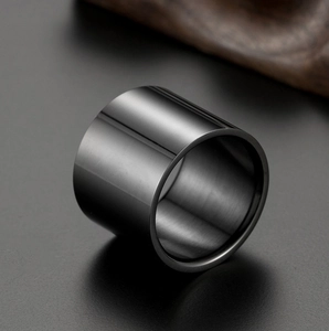 Detailansicht eines minimalistischen 18 mm breiten schwarzen Titanstahlrings für Herren