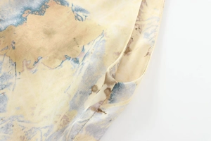 Détail de l'imprimé aquarelle abstrait sur un tissu de robe en texture soie lisse