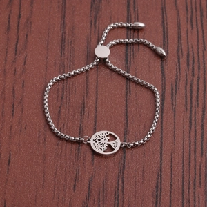 Détail du pendentif arbre de vie sur un bracelet gourmette robuste en acier argenté
