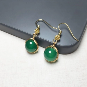 Boucles d'oreilles en or 14K avec pierres précieuses vertes et fil d'or enroulé