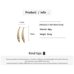 Détail des boucles d'oreilles barre en or 18K avec infos matière et longueur de 7.6cm